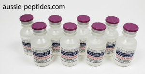 A technical medical infographic highlighting Bacteriostatic Water for clinical injection preparation. The left side showcases a multi-dose 30ml glass vial featuring a clear label with the text USP sterile solution 0.9% benzyl alcohol preservative. The right panel utilizes sleek diagrams to map out the compound's 28-day shelf-life stability comparison against standard single-use sterile water.