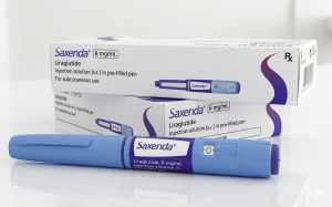 A professional medical display of a Saxenda (liraglutide) subcutaneous injection pen lying next to its official white and purple product packaging box on a clean, sterile laboratory table. The image features clean text annotations detailing the GLP-1 receptor agonist protocol, cost variables, and weight loss data.